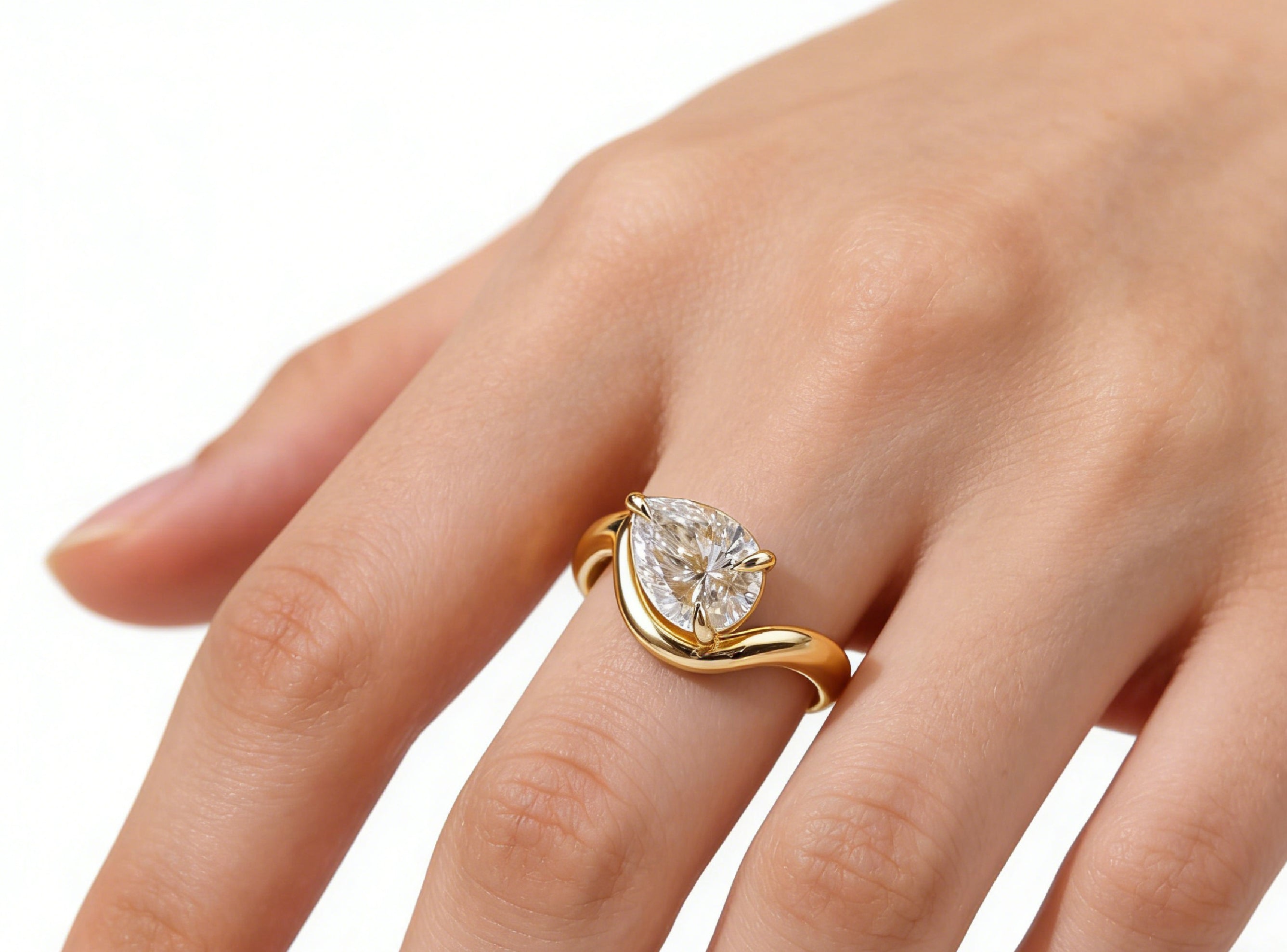 10K Pear Cut Twist Band 3-Prong Ring