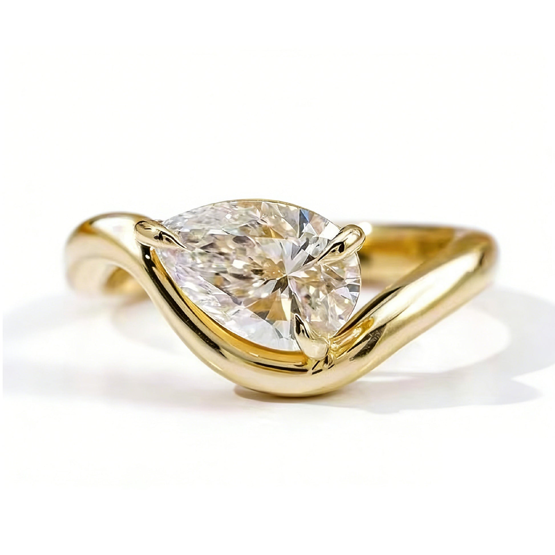 10K Pear Cut Twist Band 3-Prong Ring
